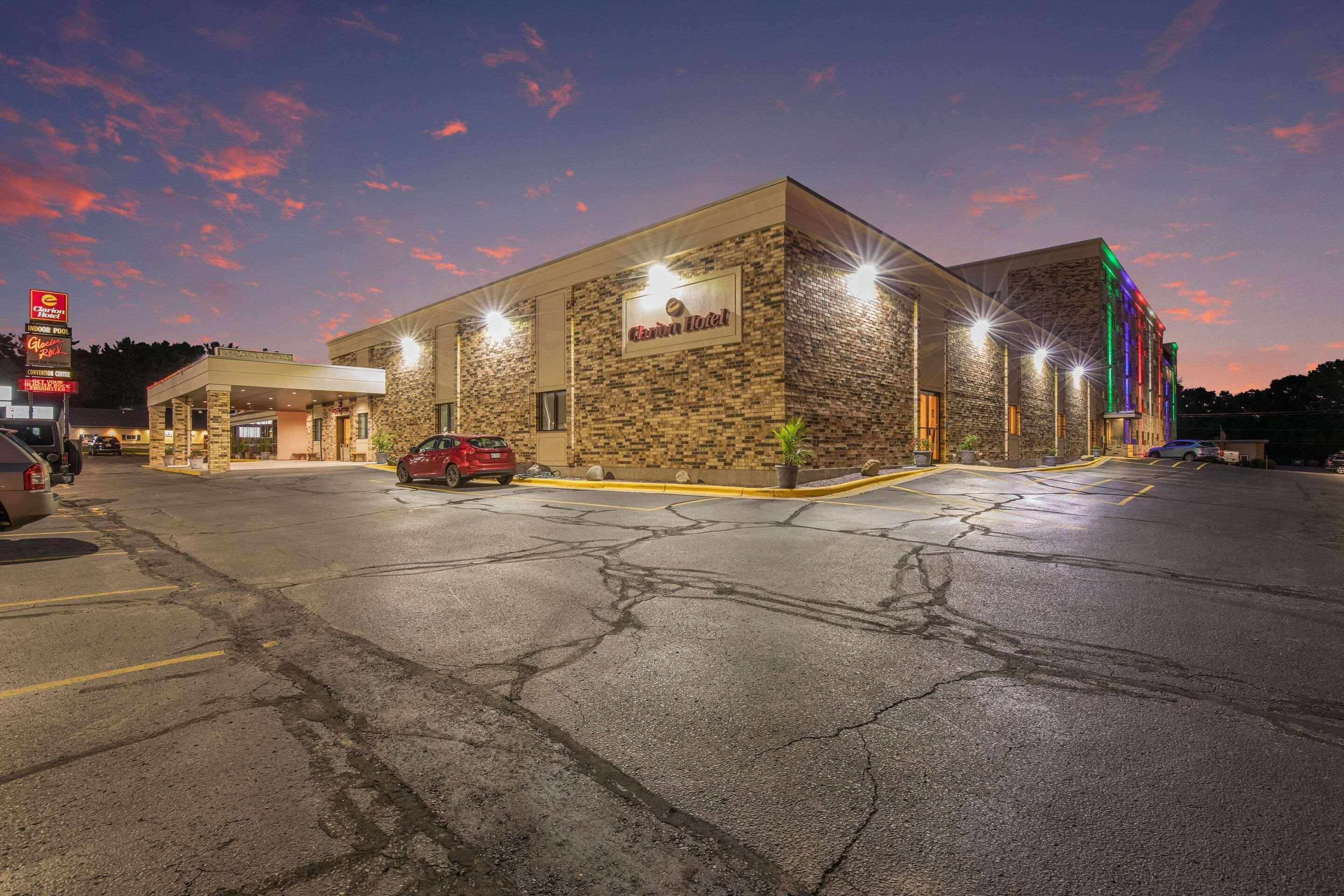 Clarion Hotel And Convention Center Baraboo Exterior foto
